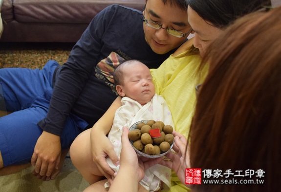 徐寶寶(台中南屯區到府嬰兒寶寶滿月剃頭理髮、免費到府嬰兒剃胎毛儀式吉祥話)。到府剃頭剃胎毛主持、專業拍照、DVD光碟、證書。★購買「臍帶章、肚臍章、胎毛筆刷印章」贈送：剃頭、收涎、抓周，三選一。2015.09.25 照片12